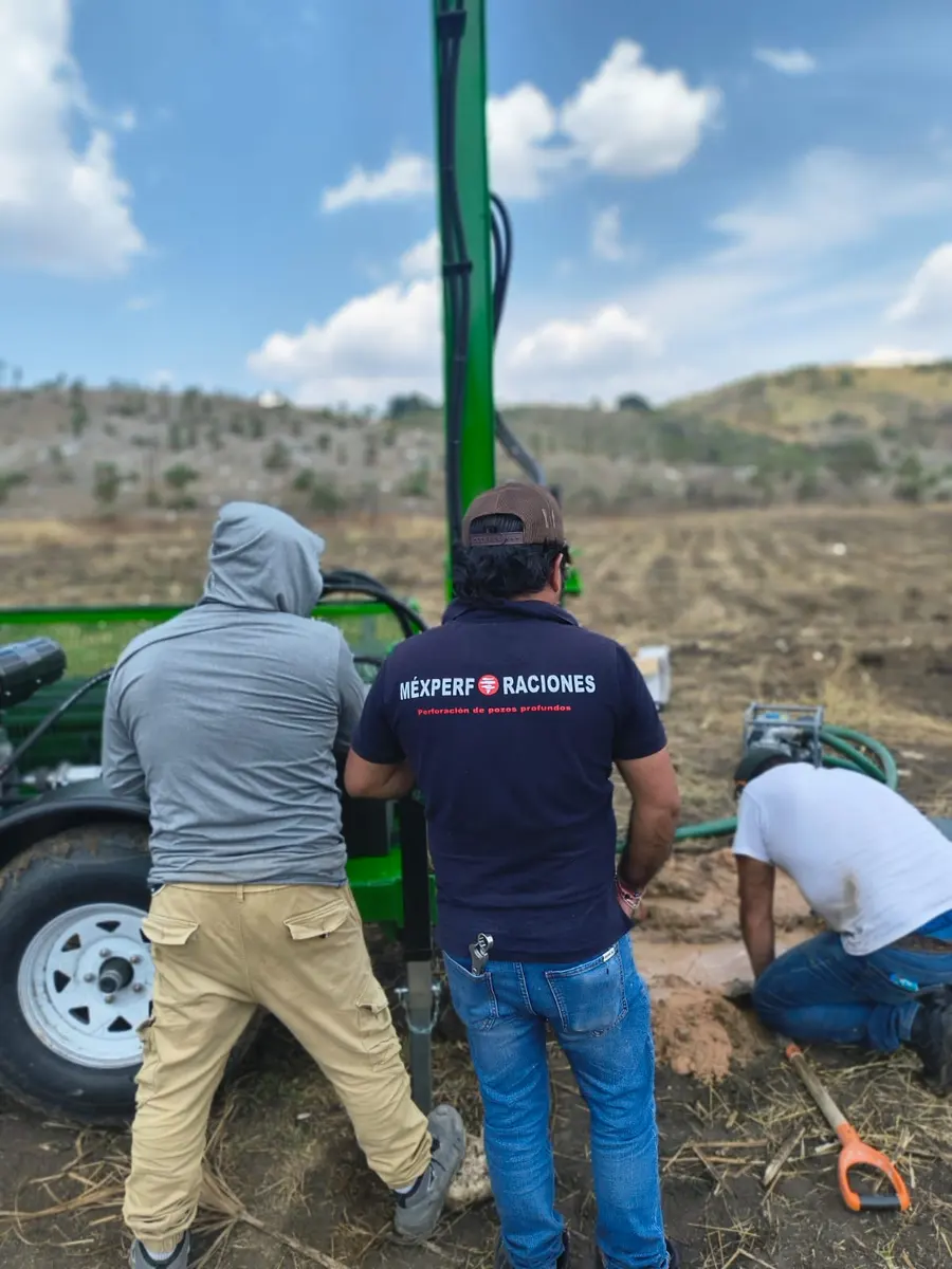 Equipo de Mex Perforadoras capacitando en obra