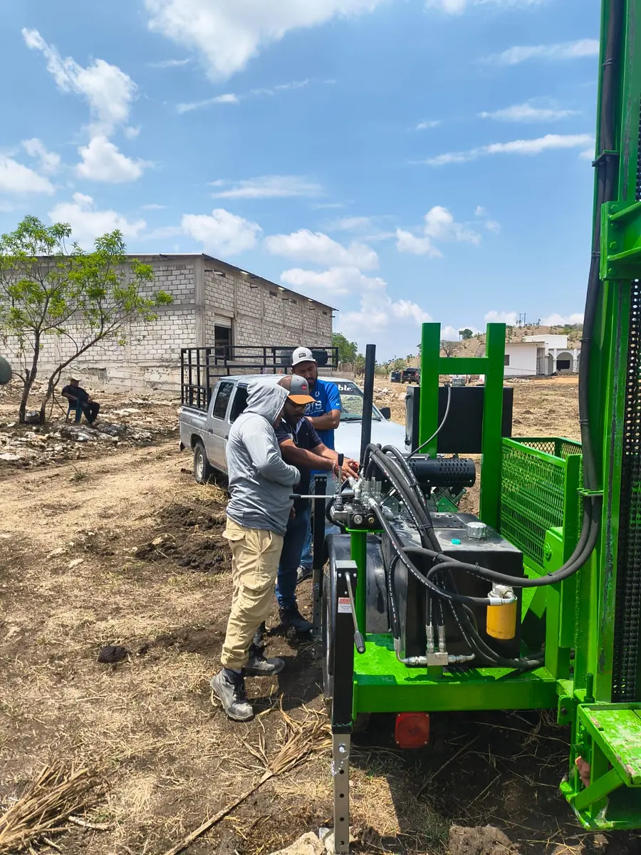 Operador con perforadora serie MP